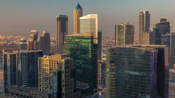 Dubais torres de la bahía de negocios en la mañana timelapse aéreo . — Vídeo de stock