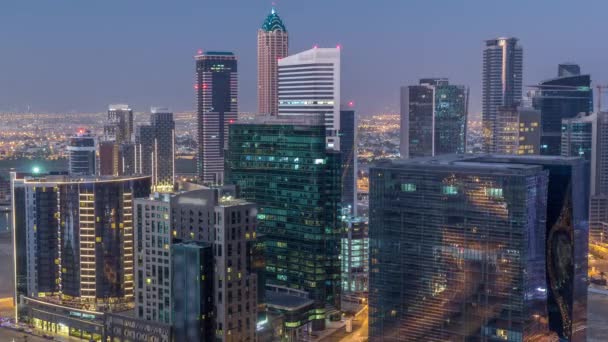 Panorama de la baie d'affaires Dubaï nuit à jour timelapse aérienne . — Video