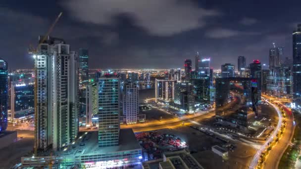 Aydınlatılmış binaların ve modern Dubai şehrindeki yüksek trafiğin havadan görünüşü, Birleşik Arap Emirlikleri Hava Saati — Stok video