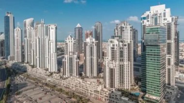 Business Bay, Dubai, Uae 'de birçok gökdelenli modern konut ve ofis kompleksi.