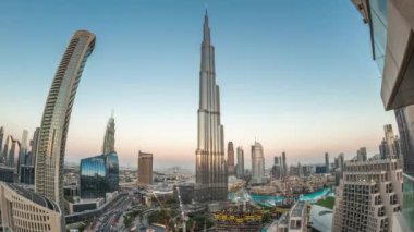 Gün batımından sonra Dubai 'nin panoramik gökyüzü manzarası Alışveriş merkezi, çeşmeler ve gökdelenlerle