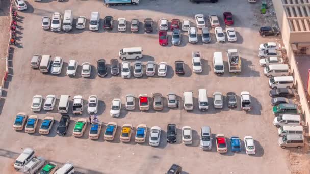 Vista aérea de coches completos en grandes estacionamientos al aire libre timelapse en Dubai, Emiratos Árabes Unidos . — Vídeos de Stock