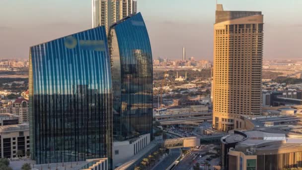 Dubais Innenstadt mit viel Verkehr und Wolkenkratzern im Zeitraffer. — Stockvideo