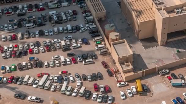 Vista aérea de coches completos en grandes estacionamientos al aire libre timelapse en Dubai, Emiratos Árabes Unidos . — Vídeos de Stock