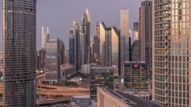 Modern gökdelenler ile Dubai Uluslararası Finans Merkezi ilçe gece timelapse gün