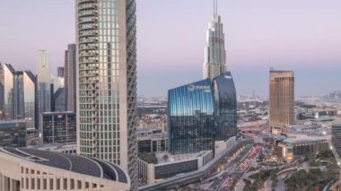 Gün batımından sonra Dubai 'nin panoramik gökyüzü manzarası Alışveriş merkezi, çeşmeler ve gökdelenlerle