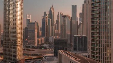 Gündoğumunda modern gökdelenlerle Dubai Uluslararası Finans Merkezi Bölgesi