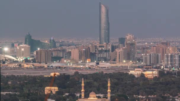 Vista aérea a Dubai Creek con festival de la ciudad después de la puesta del sol timelapse — Vídeos de Stock