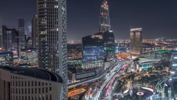 Vista panoramica sullo skyline del centro di Dubai con centro commerciale, fontane e grattacieli timelapse notte aerea — Video Stock