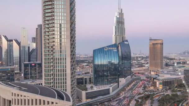 Panoramautsikt över Dubai centrum efter solnedgången med köpcentrum, fontäner och skyskrapor antenn dag till natt timelapse — Stockvideo