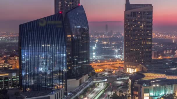 Dubai binnenstad straat met drukke verkeer en wolkenkrabbers rond nacht tot dag timelapse. — Stockvideo