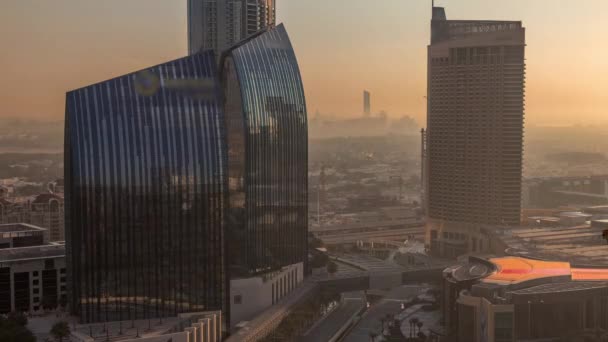 Dubai centrum gata med livlig trafik och skyskrapor runt morgonen timelapse. — Stockvideo