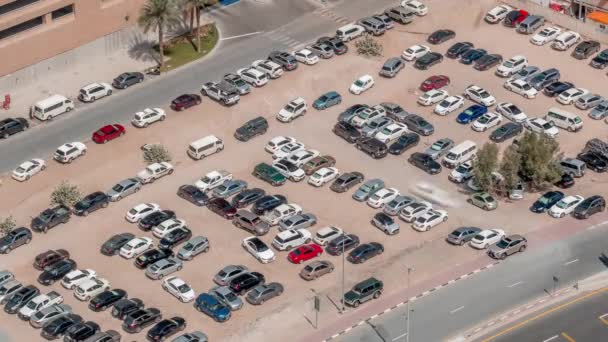 아랍에미리트 두바이에 있는 대규모 야외 주차장에 있는 온전 한 자동차들의 모습. — 비디오
