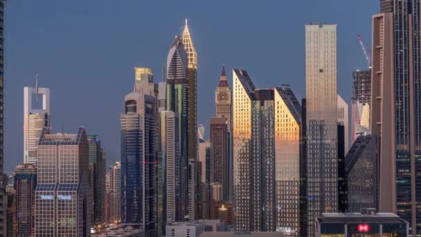 Légi kilátás új felhőkarcolók és magas épületek Dubai nap mint nap éjszaka időbeosztás — Stock videók