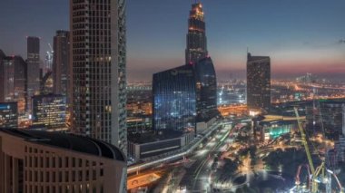 Gün doğmadan Dubai şehir merkezindeki panoramik gökyüzü manzarası. Alışveriş merkezi, çeşmeler ve gökdelenler. Gece gündüz gökdelenler.