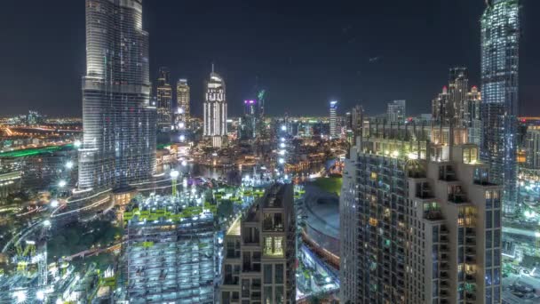 Vista panorámica del horizonte del centro de Dubái con centro comercial, fuentes y rascacielos timelapse noche aérea — Vídeos de Stock