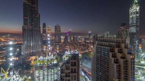 Vue panoramique du centre-ville de Dubaï avant le lever du soleil avec centre commercial, fontaines et gratte-ciel — Video