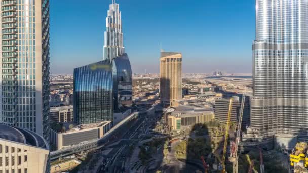 Life city odpoledne s vysokými budovami Timelapse Aerial — Stock video