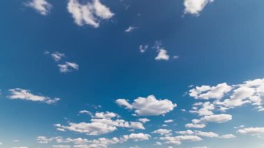 Yeşil alan ve mavi gökyüzü beyaz bulutlu zaman dilimi