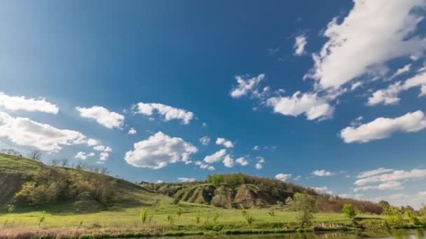 구름 시간 표시기가 있는 녹색 들판 과푸른 하늘 — 비디오
