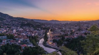 Saraybosna 'nın en popüler panoramik noktasından kent görüşü Saraybosna' nın gündüz ve gece zamanlaması.