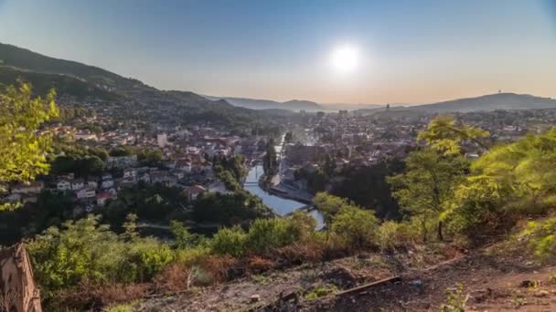 Zonsondergang uitzicht op Sarajevo vanaf de populairste panoramische plek in Sarajevo timelapse. — Stockvideo