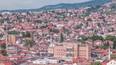 Saraybosna 'nın eski şehir merkezindeki belediye binasında manzara, Bosna-Hersek ve Avrupa' nın başkentinde bir dönüm noktası