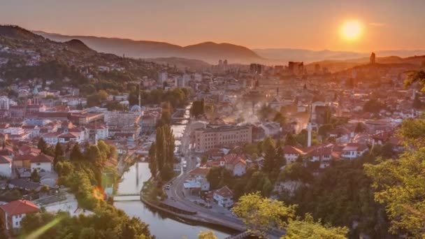 Widok na zachód słońca Sarajewa z najbardziej popularnego panoramicznego miejsca w Sarajewie timelapse. — Wideo stockowe