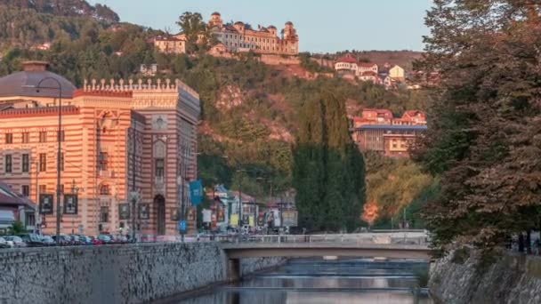 Pemandangan balai kota di pusat kota tua Sarajevo tiLapse, markah tanah di Bosnia dan Herzegovina, Eropa — Stok Video
