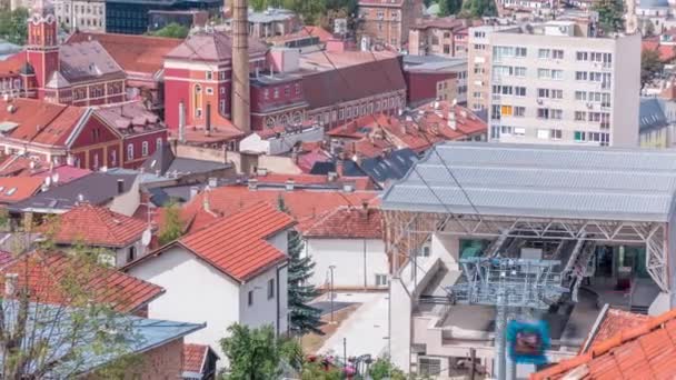 Město panorama s lanovkou pohybující se nahoru a dolů ze stanice Sarajevo do hor, Bosna a Hercegovina — Stock video
