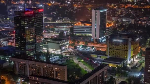 Vista aérea de la parte sur de la ciudad de Sarajevo noche timelapse . — Vídeos de Stock