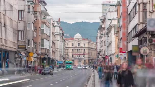 Věčný plamen na ulici Ferhadija je památníkem vojenských a civilních obětí druhé světové války. — Stock video