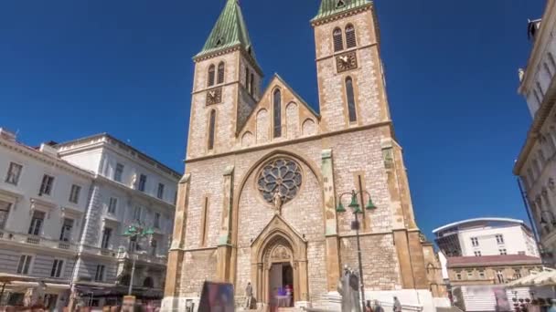 Catedral Católica conocida también como Sacred Heart Cathedral timelapse hyperlapse, en Sarajevo, Bosnia y Herzegovina . — Vídeos de Stock