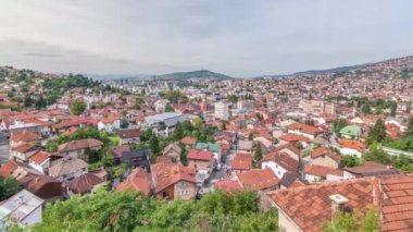 Saraybosna istasyonundan dağlara hareket eden teleferikli şehir panoraması, Bosna-Hersek