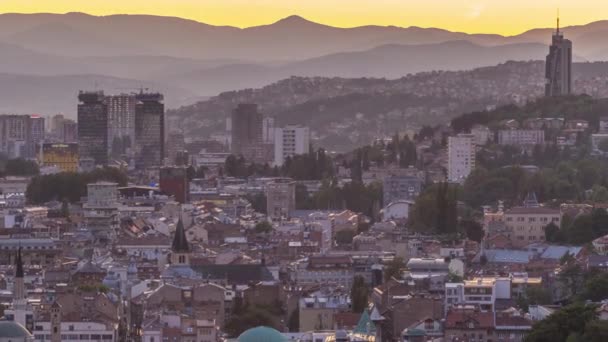 Stadsutsikt över Sarajevo från mest populära panorama plats i Sarajevo dag till natt timelapse. — Stockvideo