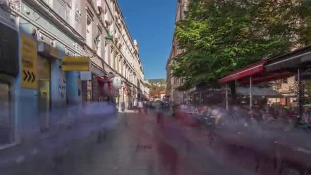 Caminar por la calle peatonal Ferhadija lleno de gente hiperlapso timelapse — Vídeos de Stock