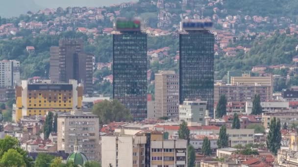 공중에서 본 사라예보의 오래 된 도시 지붕들과 사라예보, 보스니아 및 헤르체고비나 구릉 지대에 있는 가옥들 — 비디오