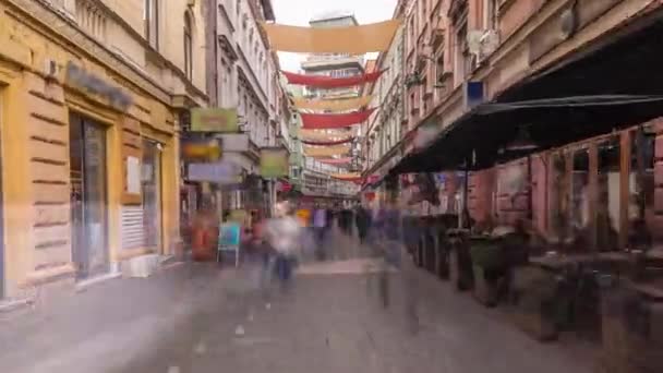 Прогулка по Ferhadija пешеходной улице, переполненной людьми Timelapse гиперлапс — стоковое видео