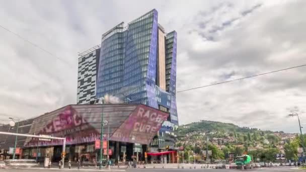 Skyskrapor och köpcentrum med stor lysande skärm i Sarajevo City Center timelapse hyperlapse — Stockvideo