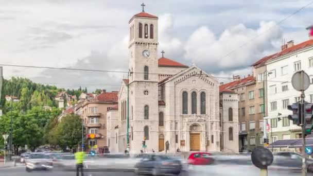 Πόλη κυκλοφορίας και οι άνθρωποι στο σταυρό τα πόδια μπροστά από την εκκλησία του Αγίου Josephs στην οδό Titova timelapse hyperlapse στο Σεράγεβο, Βοσνία — Αρχείο Βίντεο
