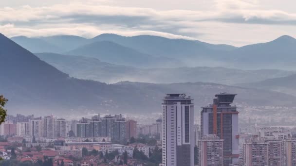 Panorama de la ciudad desde el antiguo cementerio judío timelapse en Sarajevo — Vídeos de Stock