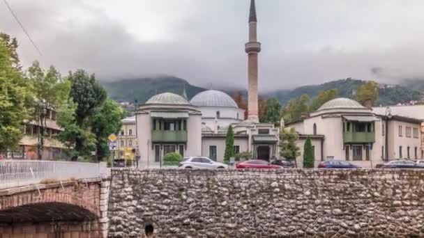 Bela vista da Mesquita dos Imperadores em Sarajevo, nas margens do hiperlapso temporal do Rio Milyacka, Bósnia e Herzegovina — Vídeo de Stock