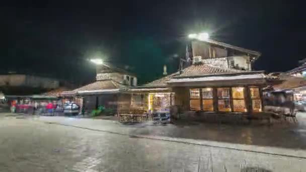 La fuente de Sebilj en la ciudad vieja de Sarajevo en Bosnia y Herzegovina noche timelapse hiperlapso . — Vídeos de Stock