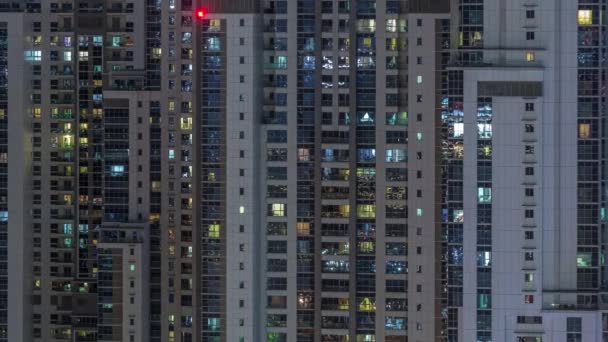 Licht uit ramen van kantoren in Dubai Aerial Timelapse — Stockvideo