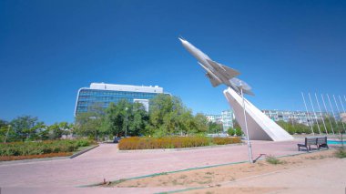 MIG-21 uçağı Glory meydanında bir anıttır. Güneşli bir günde mavi gökyüzü. Aktau, Kazakistan