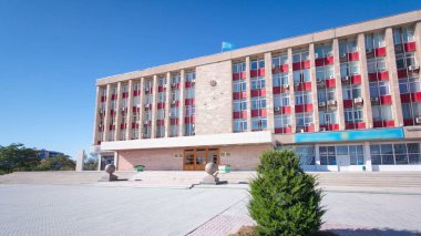 Astana Meydanı 'ndaki belediye meclisi. Arka planda mavi gökyüzü. Aktau, Kazakistan