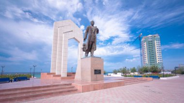 Aktau 'daki Zhalau Mynbayev anıtı. Arka planda Hazar Denizi. Yaz günü mavi bulutlu bir gökyüzü. Kazakistan.