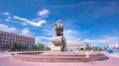 Heykel Astana meydanında yelkenli gemi. Belediye meclisi arka planda. Aktau, Kazakistan