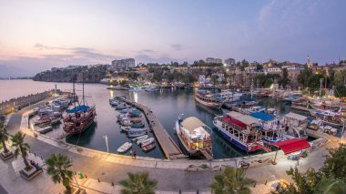 Türkiye 'nin Antalya kentindeki Antalya kentindeki Antalya kentindeki yat limanı ve kırmızı ev çatılarının hava görüntüsü. Antalya 'nın Turistik Şehir Merkezindeki Deniz Koyu.