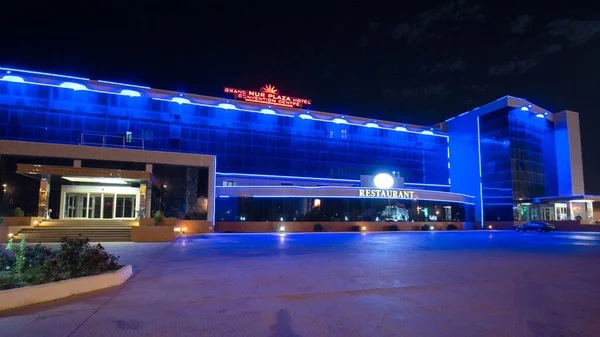 夜间与酒店和餐厅的Aktau 有照明的大楼 哈萨克斯坦 — 图库照片